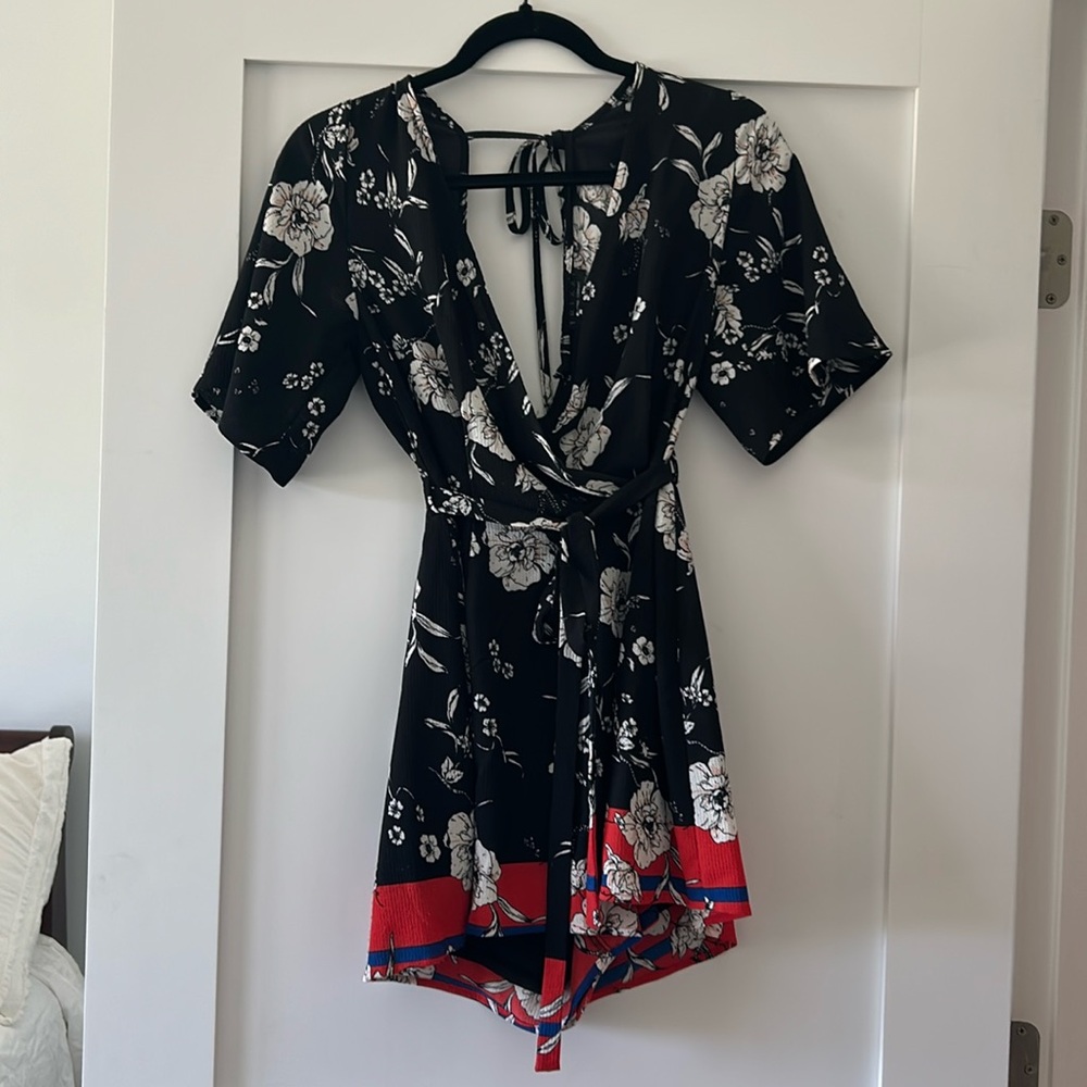 Romper with open back, tie around the waist. V neck